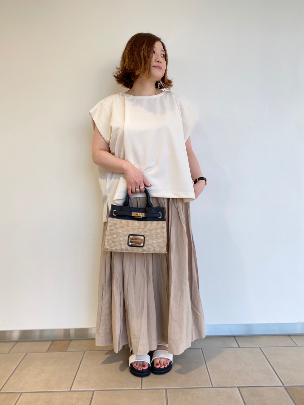「ドロップショルダー、ギャザースカート、ナチュラルカラー、30代、低身長女子、ホワイト×ベージュ、サンダル、ロングスカート、ITEMS URBANRESEARCH、ラクチンコーデ」｜「ITEMS URBANRESEARCHのドロップショルダーカットソー（Tシャツ/カットソー、ホワイト系）」を使った、chisaaaさん（レディース・152cm）の夏コーディネートの1枚目の写真