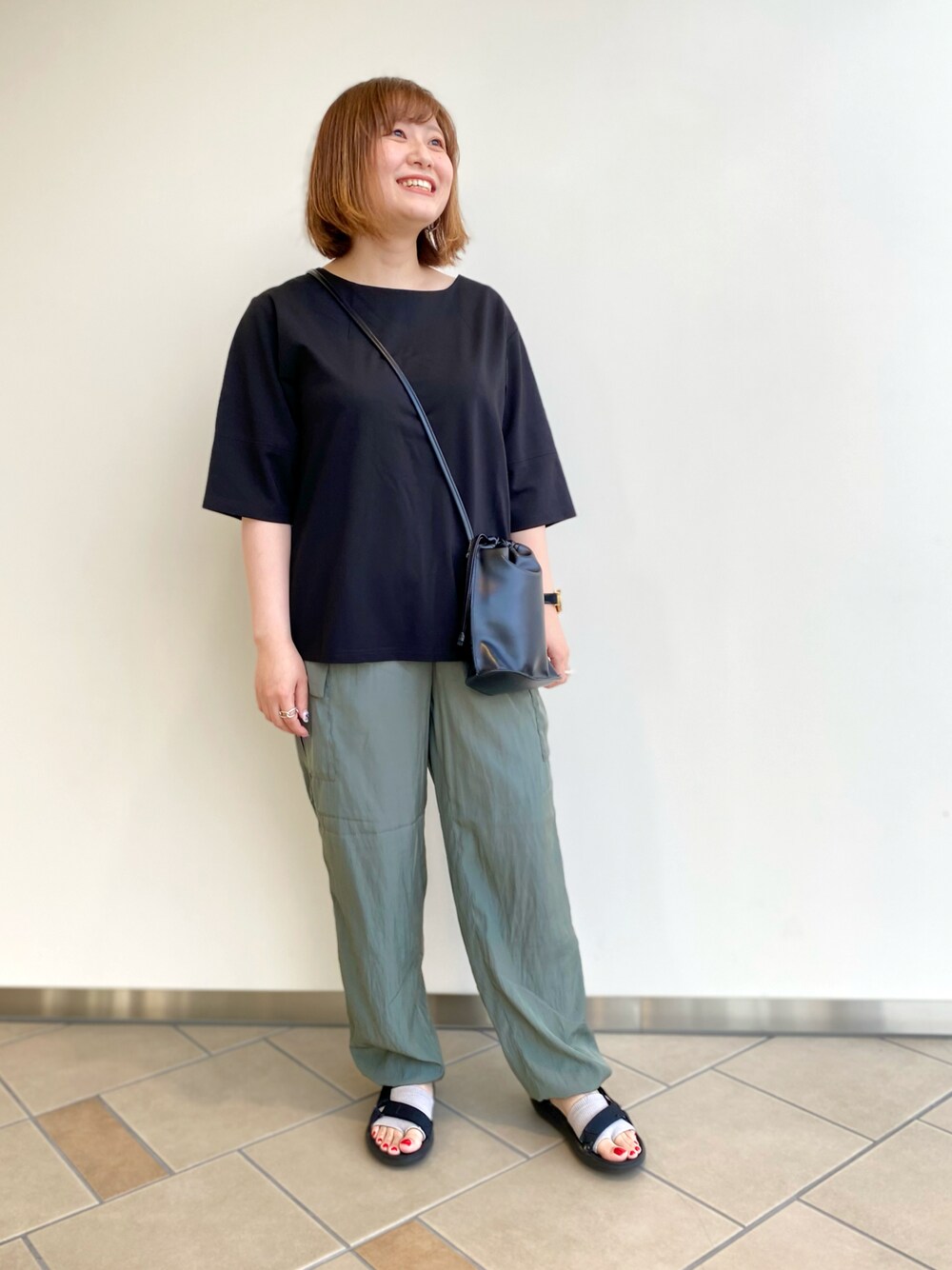 「ゆるコーデ、ジョガーパンツ、半袖Ｔシャツ、楽チンコーデ、ITEMS URBANRESEARCH、低身長女子、夏コーデ、ショルダーバッグ、30代」｜「ITEMS URBANRESEARCHのストレッチハンソデTシャツ（Tシャツ/カットソー、ブラック系）」を使った、chisaaaさん（レディース・152cm）の夏コーディネートの1枚目の写真
