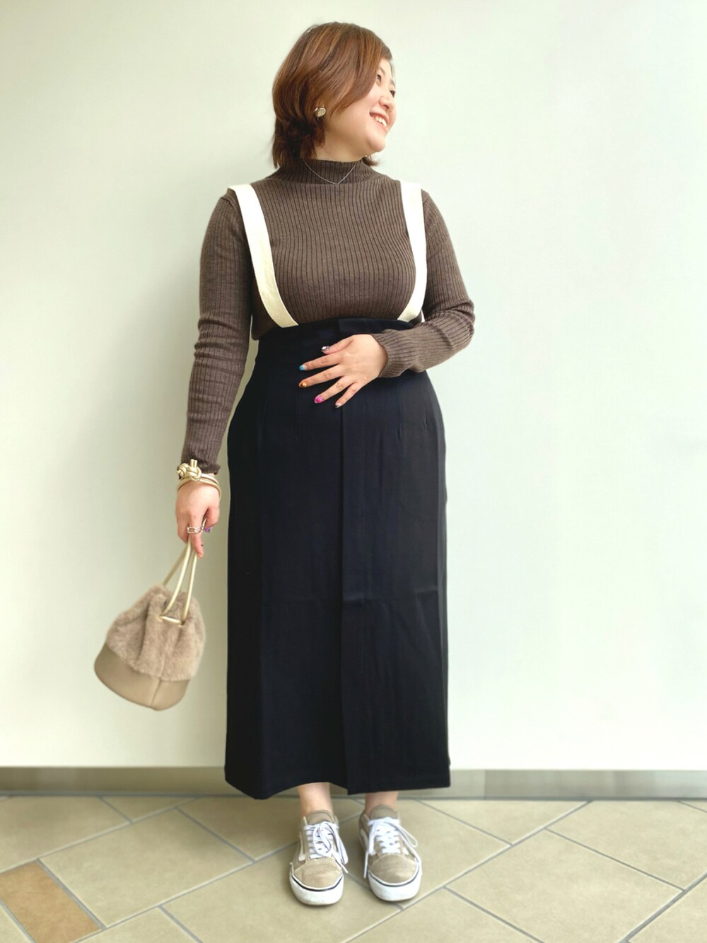 「カジュアル、シンプル、ジャンスカ、リブニット、30代、秋コーデ、ニットコーデ、低身長女子、ITEMS URBANRESEARCH」｜「ITEMS URBANRESEARCHのウォッシャブルハイネックリブニット（ニット/セーター、ブラウン系）」を使った、chisaaaさん（レディース・152cm）の秋コーディネートの1枚目の写真