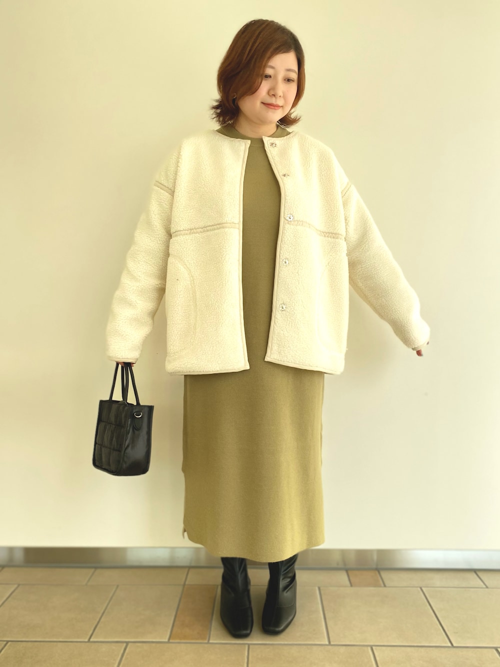 「だから秋服が好き、秋服、秋冬コーデ、オトナカジュアル、ボアジャケット、ニットワンピース、ブーツ、キルティングバッグ、低身長女子、30代女性、ITEMS URBANRESEARCH、シンプルコーデ」｜「ITEMS URBANRESEARCHの【一部WEB限定カラー】クルーネックニットロングワンピース（ワンピース、グリーン系）」を使った、chisaaaさん（レディース・152cm）の秋コーディネートの1枚目の写真