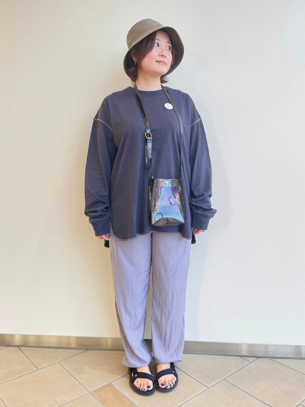「キャンプ、レジャースタイル、カジュアル、ロンT、オーバーサイズ、メンズライク、ジョガーパンツ、バケットハット、ITEMS URBANRESEARCH、低身長女子」｜「ITEMS URBANRESEARCHのカーゴジョガーパンツ（その他パンツ、パープル系）」を使った、chisaaaさん（レディース・152cm）の夏コーディネートの1枚目の写真