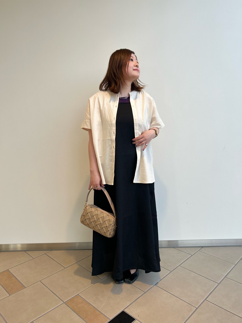 「きれいめカジュアル、ワンピース、キャミワンピ、ITEMS URBANRESEARCH、RODE SKO、オールシーズン、バッグ、リネンシャツ、低身長、152cm、タンクトップ、夏から秋へ、晩夏」｜「ITEMS URBANRESEARCHのキャミワンピース（ワンピース、ブラック系）」を使った、chisaaaさん（レディース・152cm）の夏コーディネートの1枚目の写真