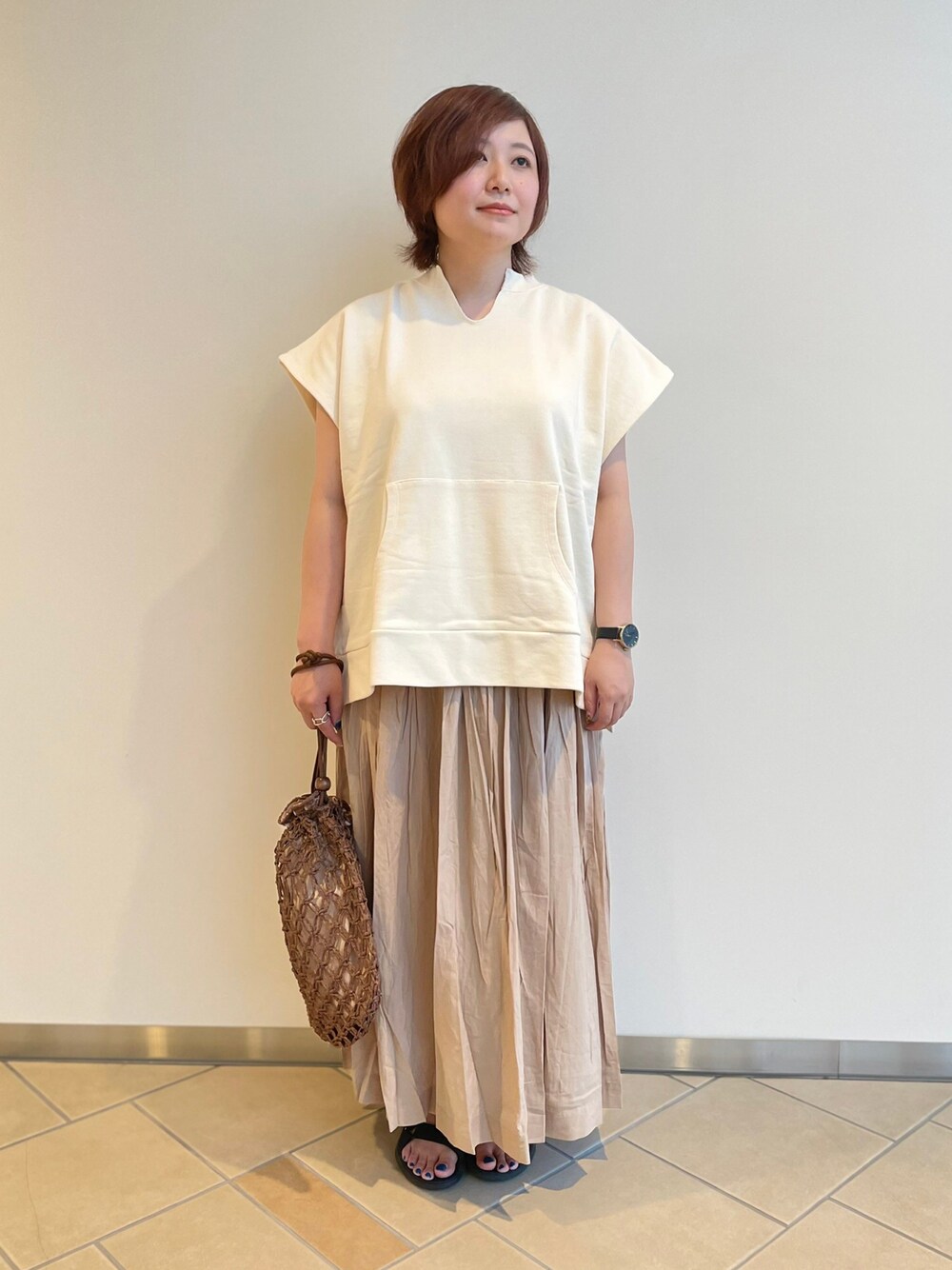 「カジュアルコーデ、晩夏コーデ、ノースリーブ、スカート、ギャザースカート、ペーパーバッグ、ITEMS URBANRESEARCH、低身長女子、30代、ナチュラルカラー」｜「ITEMS URBANRESEARCHのキーネックベスト（ベスト、ホワイト系）」を使った、chisaaaさん（レディース・152cm）の夏コーディネートの1枚目の写真
