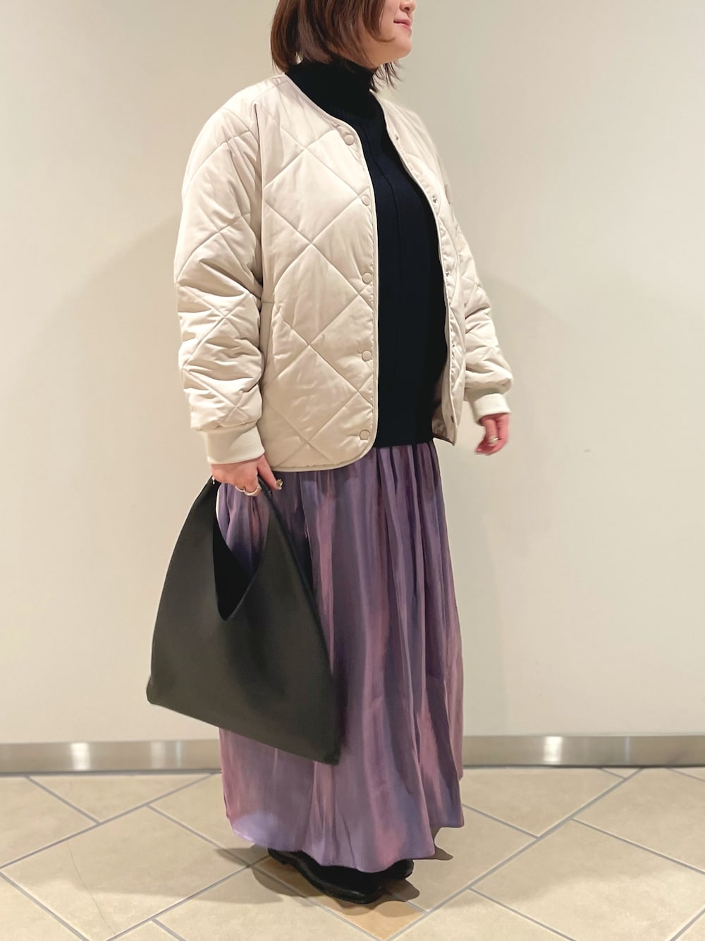 「私の推しブランド、ITEMS URBANRESEARCH、スカート、ハイネックニット、キルティング、バッグ、30代、さし色、ラクチンコーデ、低身長女子、URBAN RESEARCH DOORS、パンプス」｜「ITEMS URBANRESEARCHの中綿キルティングノーカラージャケット（ノーカラーコート、ベージュ系）」を使った、chisaaaさん（レディース・152cm）の冬コーディネートの1枚目の写真