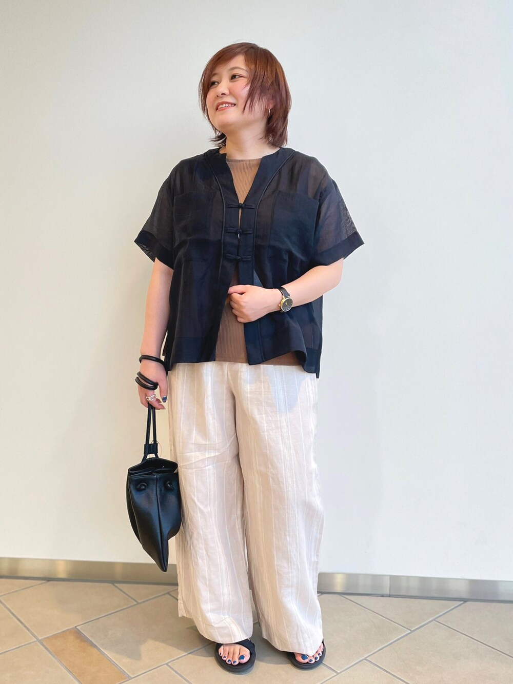 「シアーシャツ、チャイナボタン、ワイドパンツ、ストライプパンツ、夏コーデ、晩夏コーデ、低身長女子、ITEMS URBANRESEARCH、リブタンクトップ、秋コーデ」｜「ITEMS URBANRESEARCHのチャイナボタンパイピングシャツ（シャツ/ブラウス、ブラック系）」を使った、chisaaaさん（レディース・152cm）の夏コーディネートの1枚目の写真