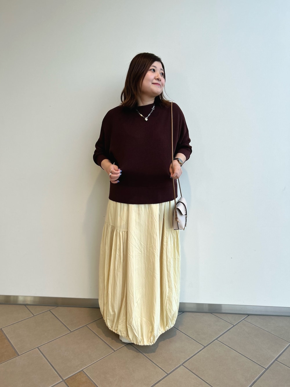 「晩夏、ITEMS URBANRESEARCH、RODE SKO、ニット、スカート、バルーンスカート、ショルダーバッグ、30代、低身長女子、カジュアル」｜「ITEMS URBANRESEARCHのドルマン5ブソデニット（ニット/セーター、ブラウン系）」を使った、chisaaaさん（レディース・152cm）の秋コーディネートの1枚目の写真