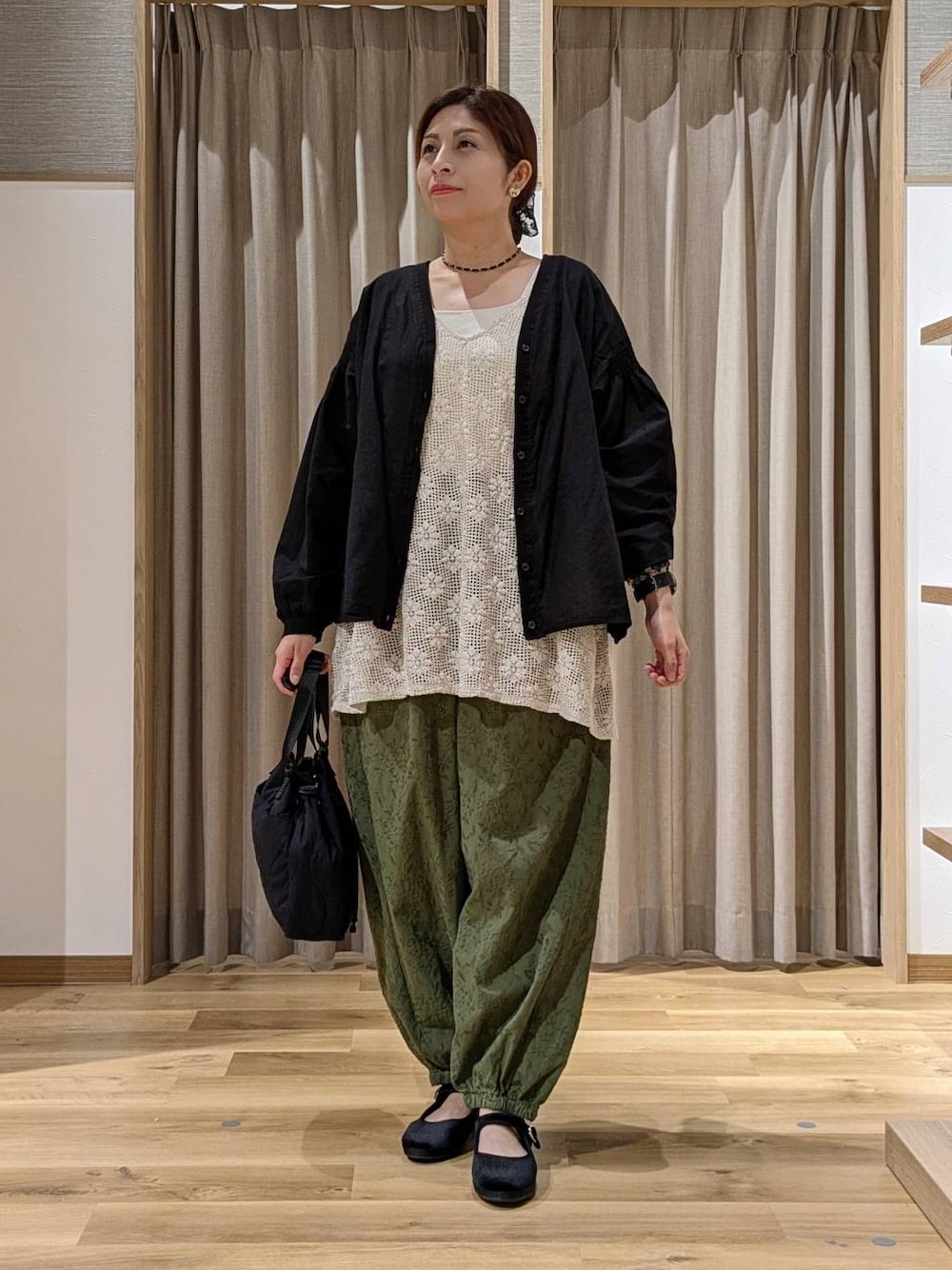 グリーン系のその他パンツ、ブラック系のシャツ/ブラウス、ブラック系のその他シューズを着用したレディースの秋コーディネートの1枚目の写真
