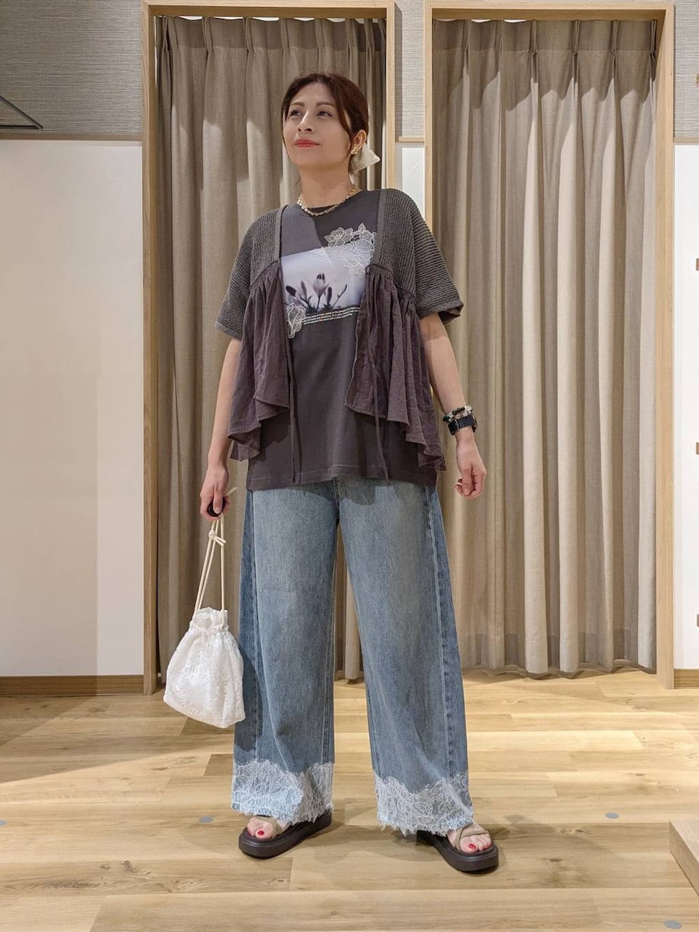 ブルー系のデニムパンツ、その他のTシャツ/カットソー、その他のベストを着用したレディースの夏コーディネートの1枚目の写真