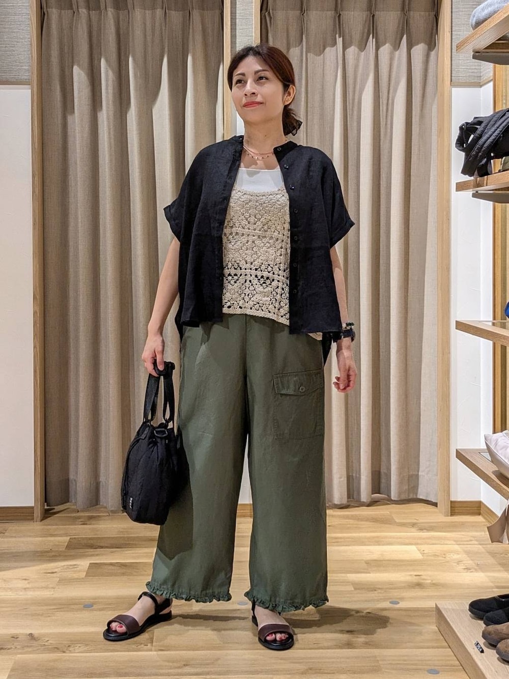 ブラック系のシャツ/ブラウス、グリーン系のその他パンツ、ベージュ系のベストを着用したレディースの夏コーディネートの1枚目の写真