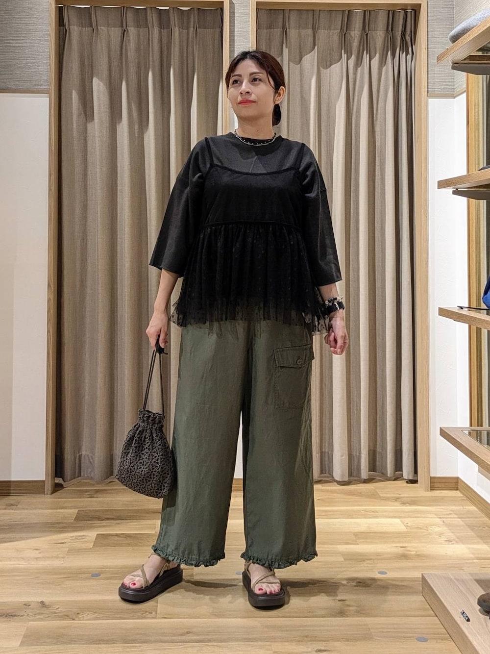 グリーン系のその他パンツ、ブラック系のキャミソール、ベージュ系のサンダルを着用したレディースの夏コーディネートの1枚目の写真