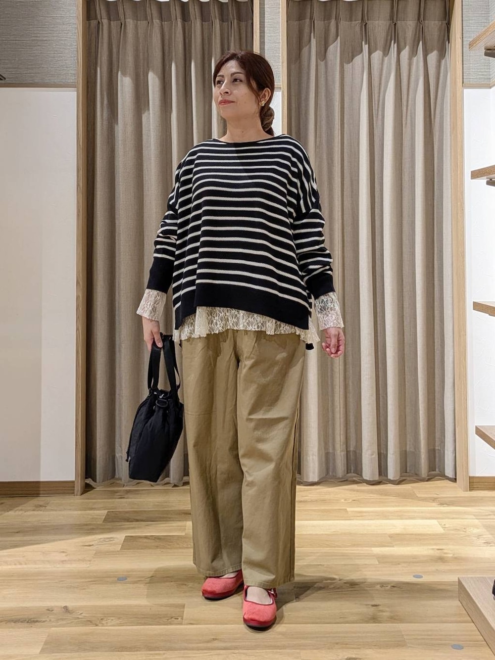 レッド系のその他シューズ、その他のTシャツ/カットソー、ブラック系のニット/セーターを着用したレディースの秋コーディネートの1枚目の写真