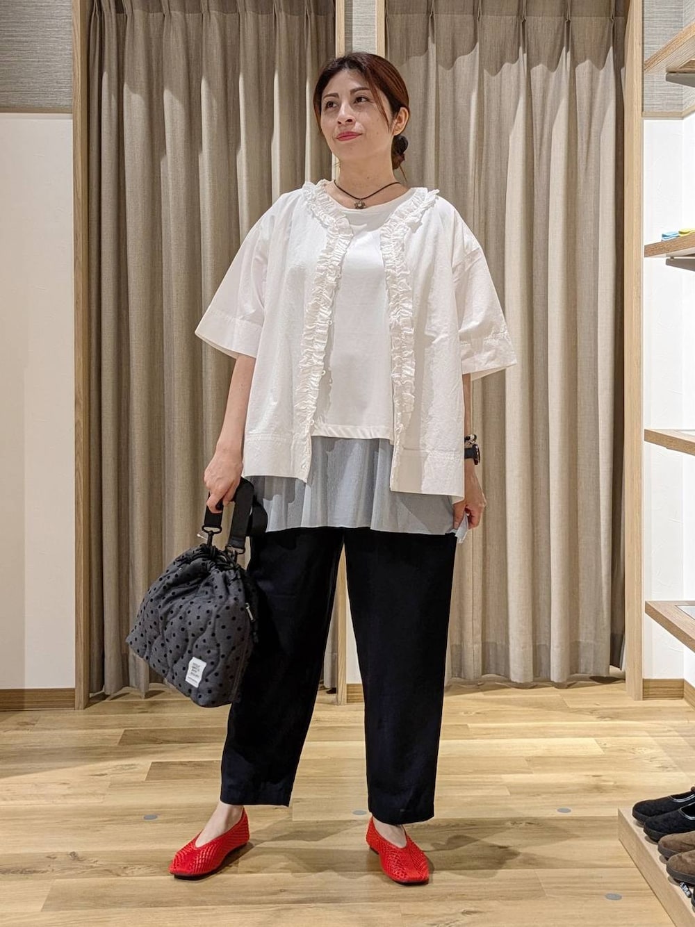ホワイト系のTシャツ/カットソー、グレー系のショルダーバッグ、ブルー系のその他パンツを着用したレディースの夏コーディネートの1枚目の写真