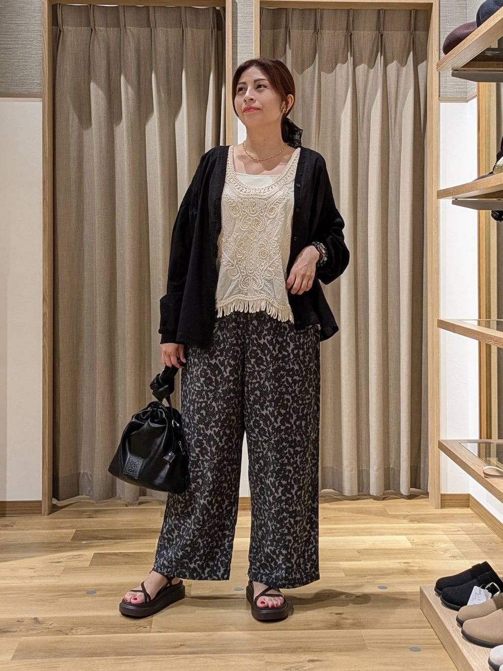 ブラック系のシャツ/ブラウス、ベージュ系のシャツ/ブラウス、ブラウン系のサンダルを着用したレディースの夏コーディネートの1枚目の写真