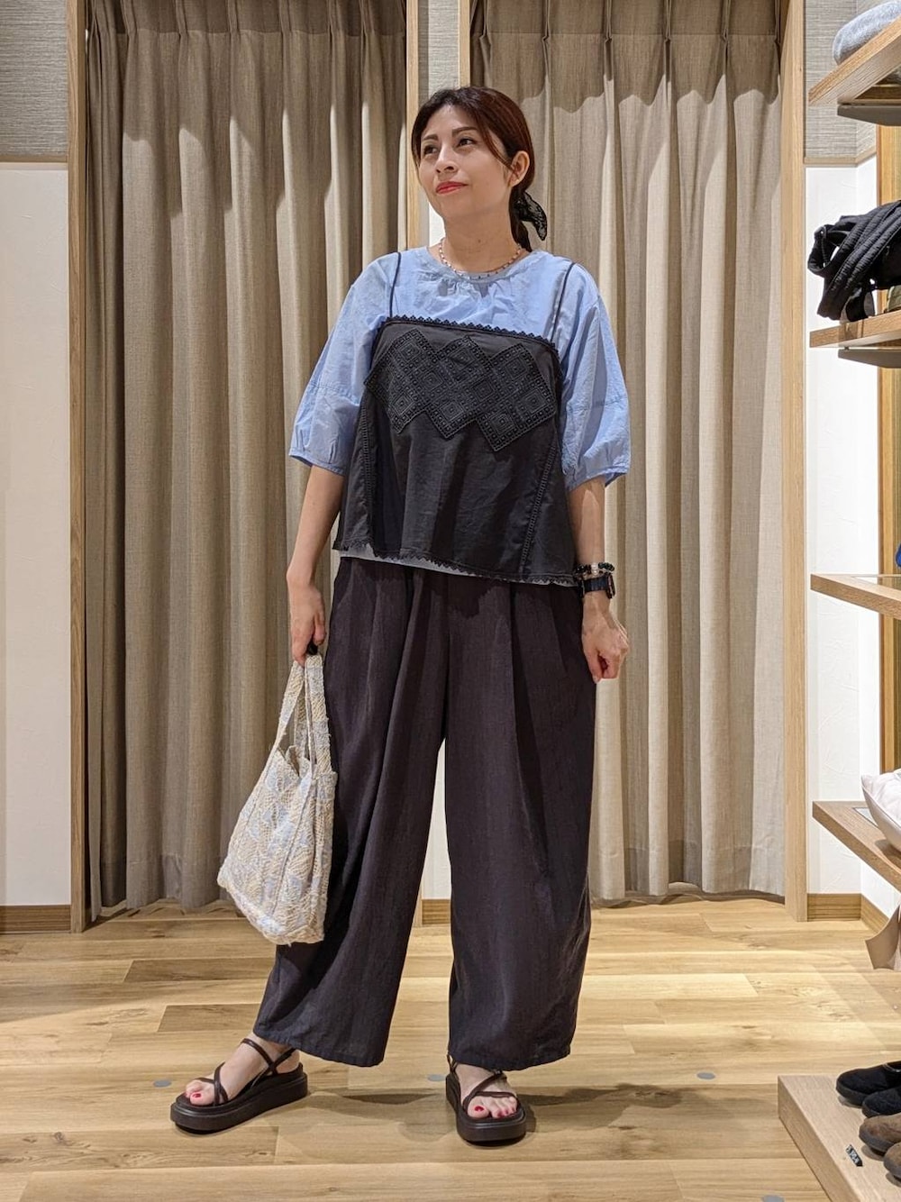 グレー系のキャミソール、ブルー系のシャツ/ブラウス、ブラウン系のサンダルを着用したレディースの夏コーディネートの1枚目の写真