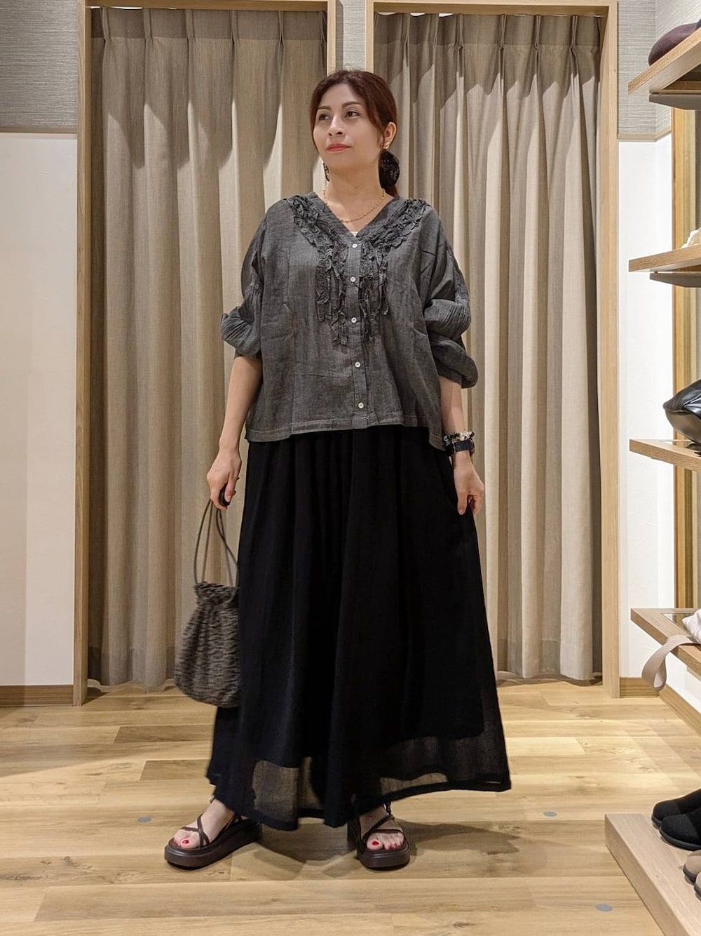 ブラック系のその他パンツ、ブラウン系のサンダル、ブラック系のシャツ/ブラウスを着用したレディースの夏コーディネートの1枚目の写真