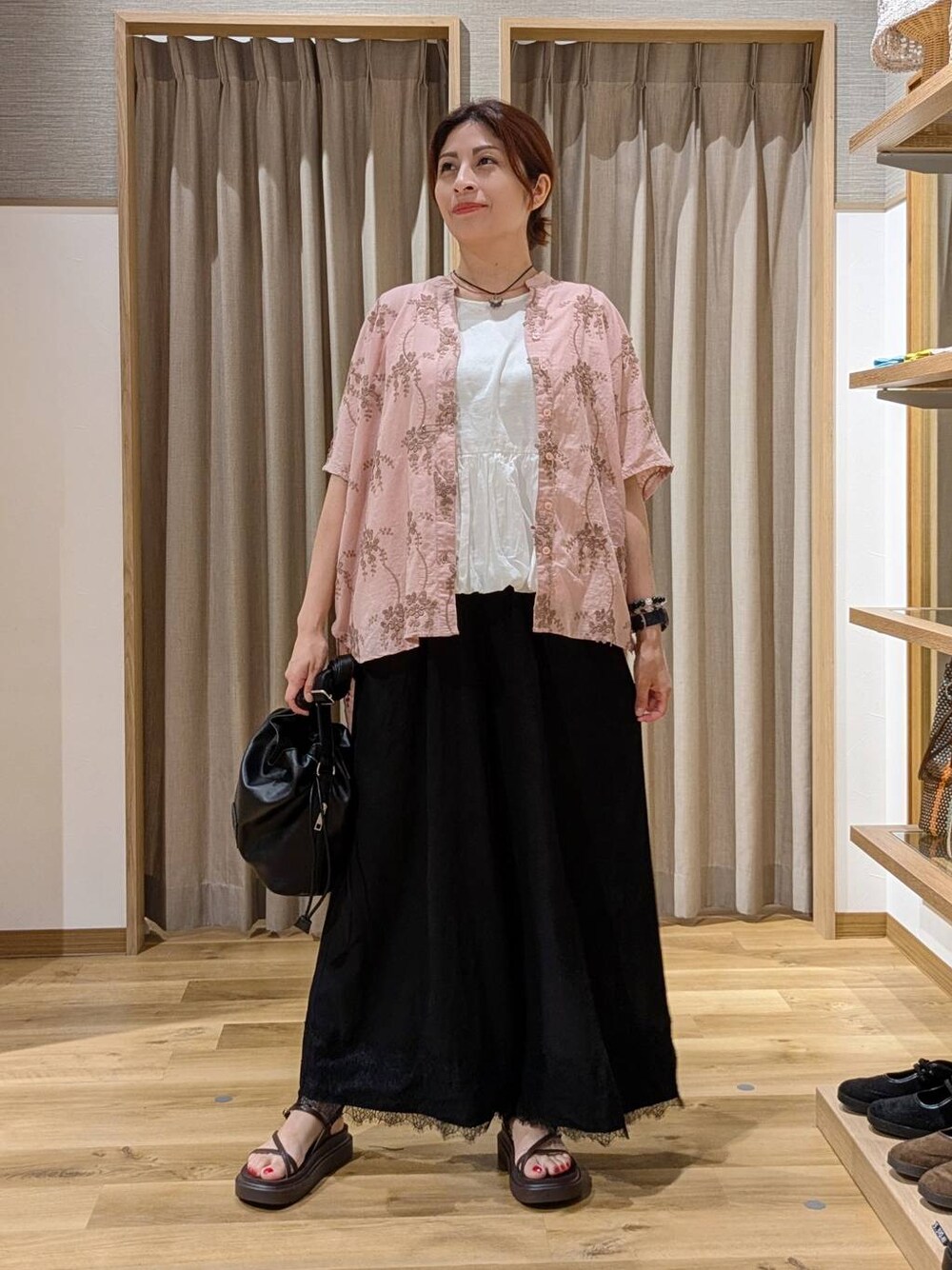 ブラック系のその他パンツ、ピンク系のシャツ/ブラウス、ブラウン系のサンダルを着用したレディースの夏コーディネートの1枚目の写真