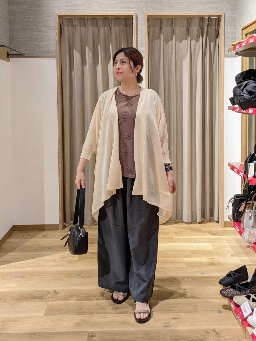 ブラック系のショルダーバッグ、ゴールド系のサンダル、グレー系のその他パンツを着用したレディースの夏コーディネートの1枚目の写真