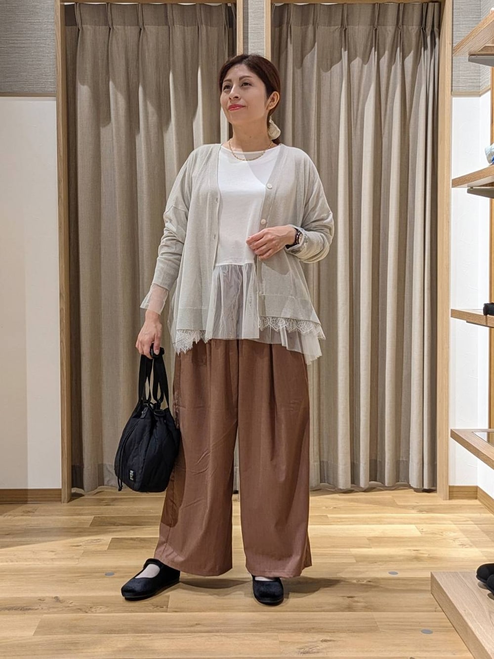 ブラック系のその他シューズ、グレー系のカーディガン/ボレロ、その他のTシャツ/カットソーを着用したレディースの秋コーディネートの1枚目の写真