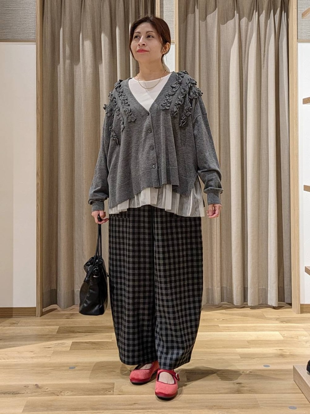レッド系のその他シューズ、その他のTシャツ/カットソー、ブラック系のショルダーバッグを着用したレディースの秋コーディネートの1枚目の写真