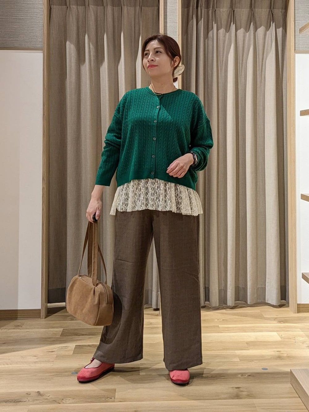 ブラウン系のショルダーバッグ、レッド系のその他シューズ、その他のTシャツ/カットソーを着用したレディースの秋コーディネートの1枚目の写真