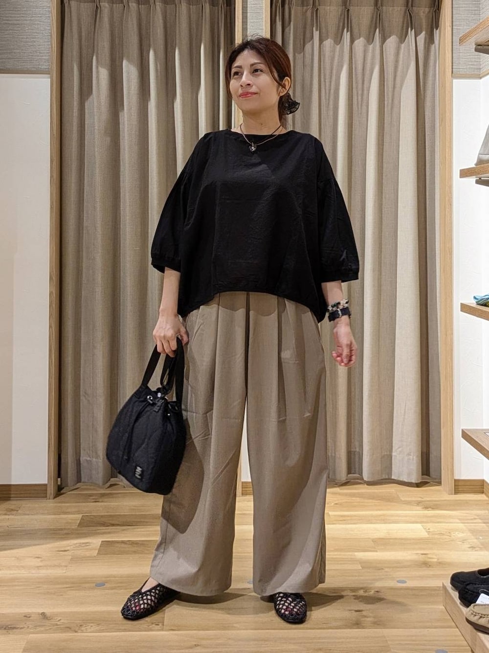 ブラック系のシャツ/ブラウス、ベージュ系のその他パンツ、ブラック系のパンプスを着用したレディースの夏コーディネートの1枚目の写真