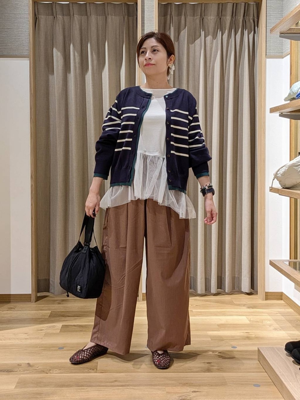 その他のTシャツ/カットソー、ブルー系のカーディガン/ボレロ、ブラウン系のその他パンツを着用したレディースの秋コーディネートの1枚目の写真