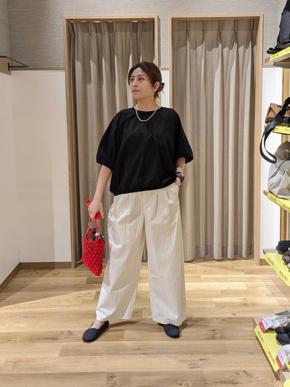 ブラック系のシャツ/ブラウス、グレー系のパンプス、その他のその他パンツを着用したレディースの春コーディネートの1枚目の写真