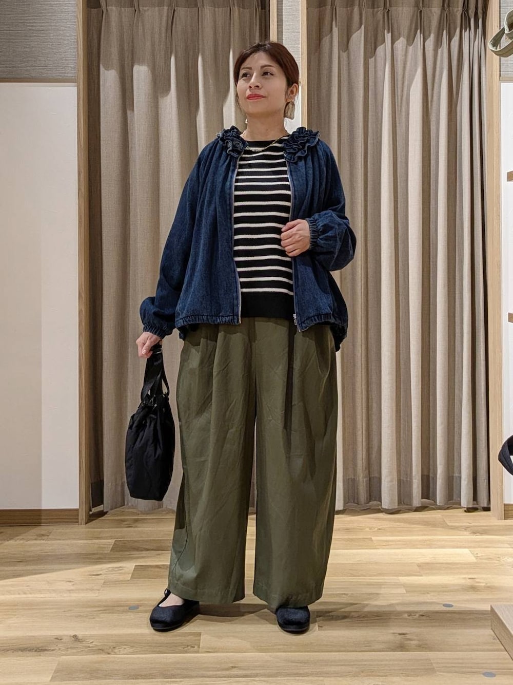 ブラック系のその他シューズ、グリーン系のその他パンツ、ブルー系のブルゾンを着用したレディースの秋コーディネートの1枚目の写真