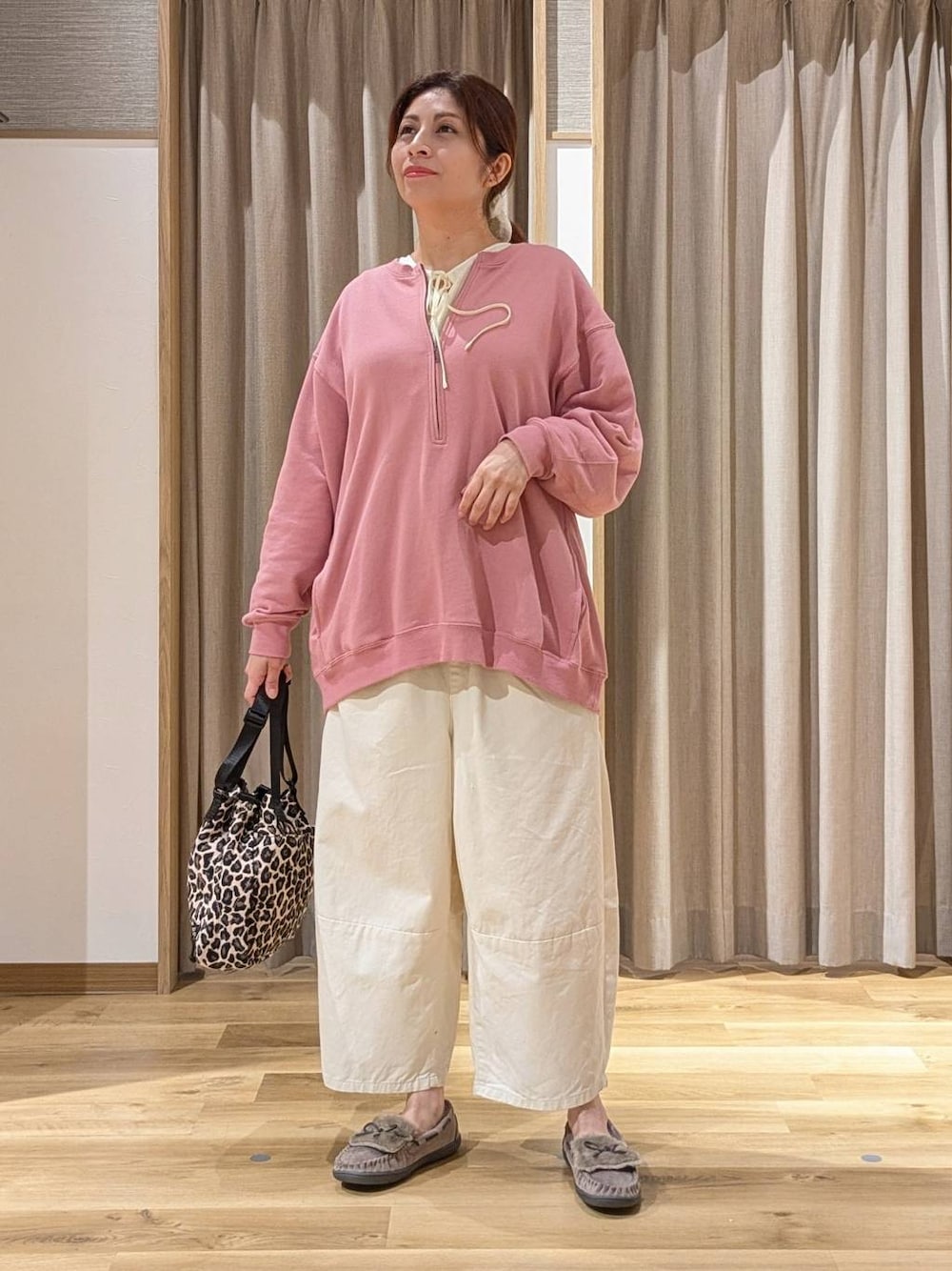 ベージュ系のシャツ/ブラウス、ピンク系のスウェット、ベージュ系のその他パンツを着用したレディースの秋コーディネートの1枚目の写真