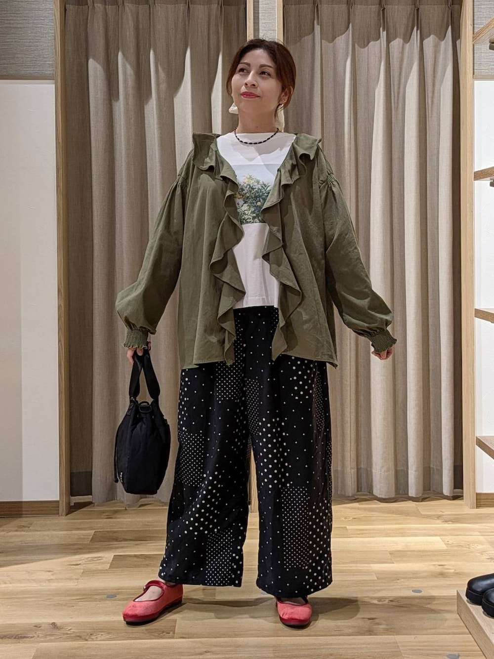 グリーン系のシャツ/ブラウス、レッド系のその他シューズ、ホワイト系のTシャツ/カットソーを着用したレディースの秋コーディネートの1枚目の写真