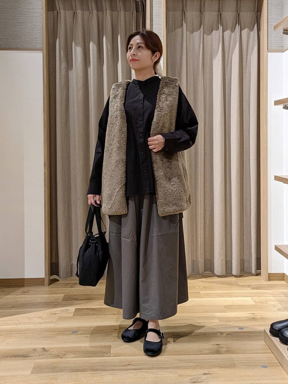 グレー系のチノパンツ、ブラック系のその他シューズ、ブラック系のシャツ/ブラウスを着用したレディースの秋コーディネートの1枚目の写真