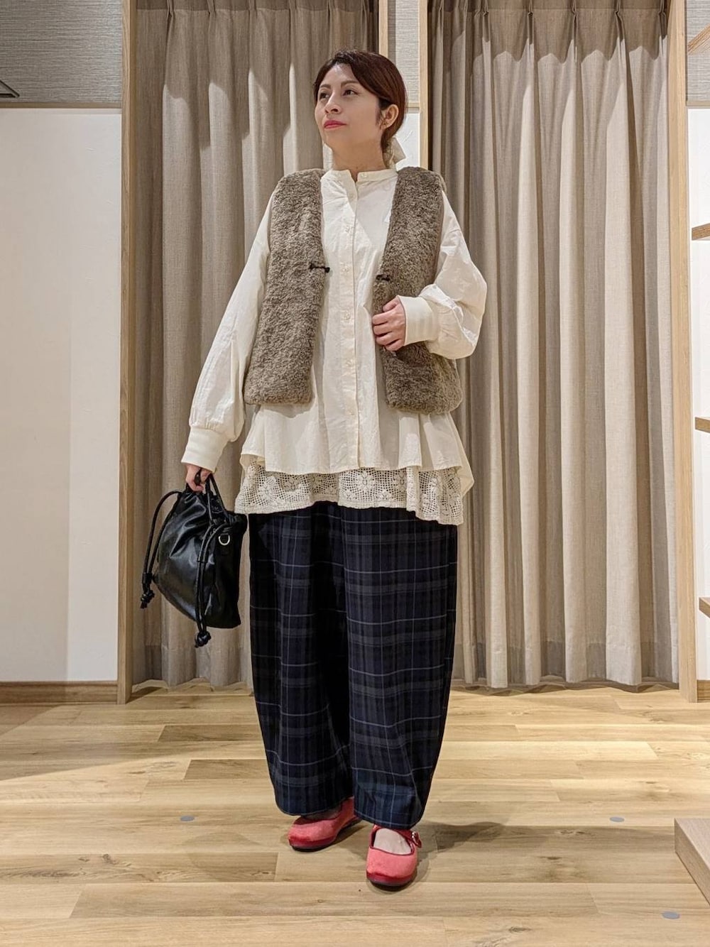 レッド系のその他シューズ、ブラック系のショルダーバッグ、ベージュ系のシャツ/ブラウスを着用したレディースの秋コーディネートの1枚目の写真