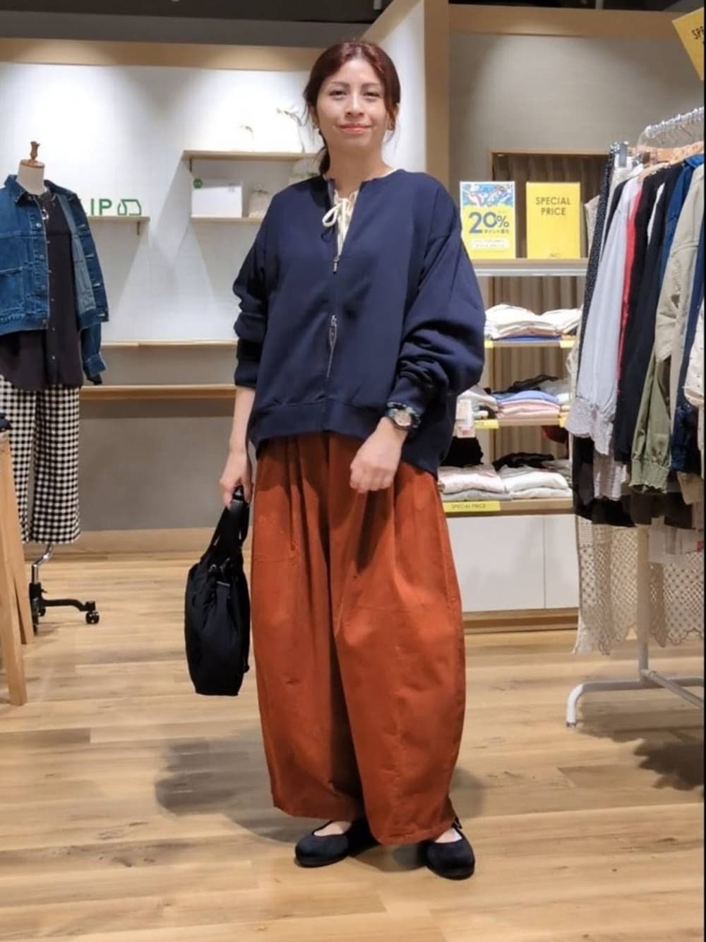 オレンジ系のその他パンツ、ブラック系のその他シューズ、ブルー系のスウェットを着用したレディースの秋コーディネートの1枚目の写真
