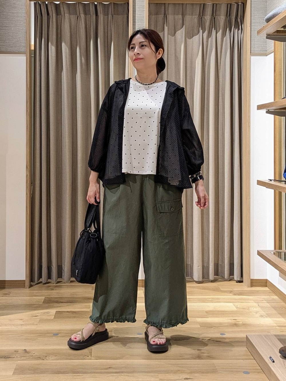 その他のシャツ/ブラウス、グリーン系のその他パンツ、その他のTシャツ/カットソーを着用したレディースの夏コーディネートの1枚目の写真