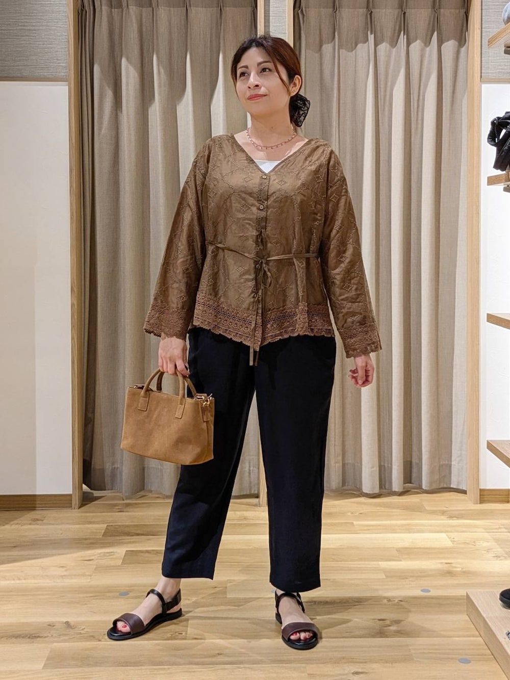ブラウン系のショルダーバッグ、ブルー系のその他パンツ、ブラウン系のサンダルを着用したレディースの夏コーディネートの1枚目の写真