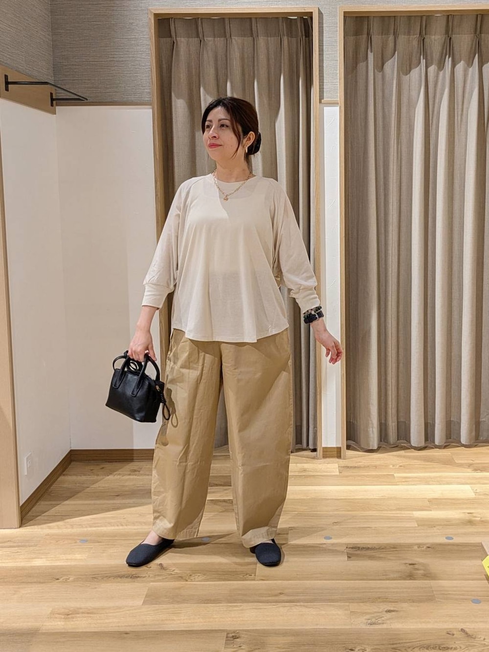 ブラック系のトートバッグ、ベージュ系のその他パンツ、グレー系のパンプスを着用したレディースの春コーディネートの1枚目の写真