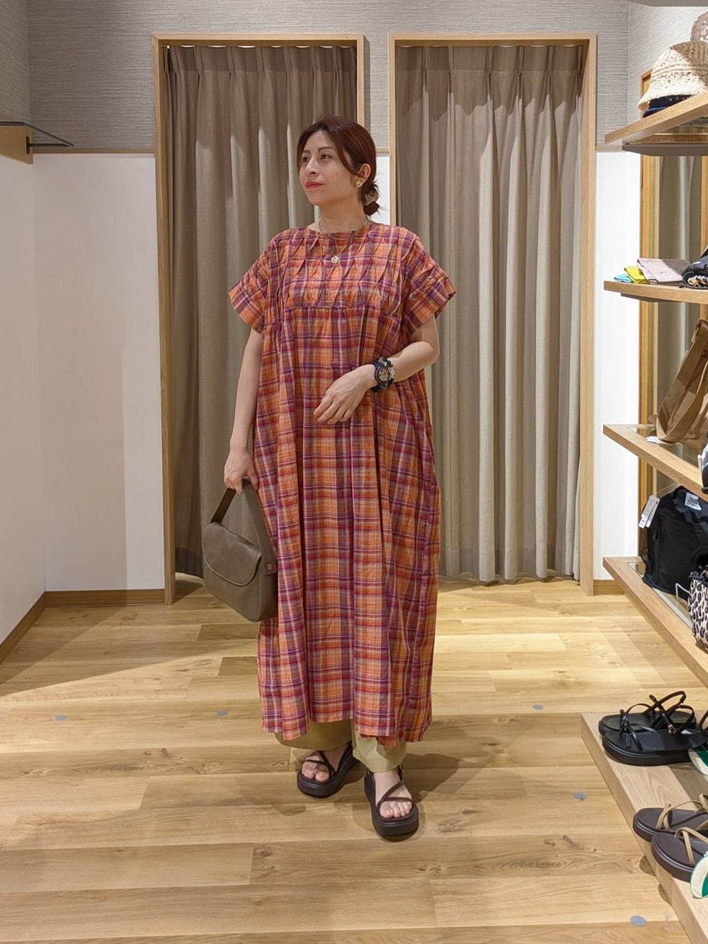 ブラウン系のサンダル、ベージュ系のその他パンツ、オレンジ系のワンピースを着用したレディースの夏コーディネートの1枚目の写真
