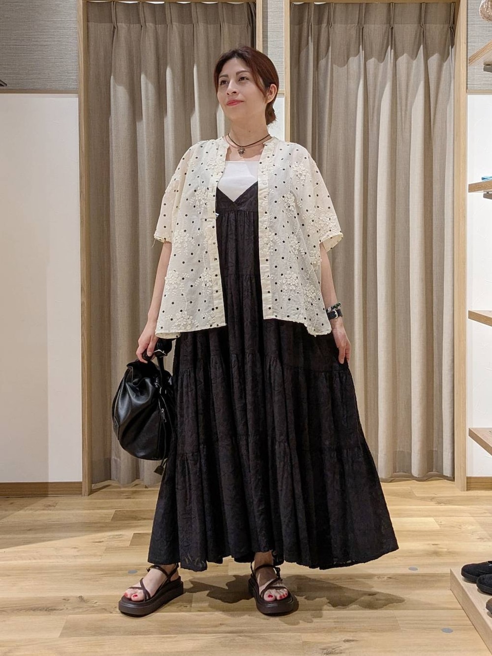 その他のシャツ/ブラウス、ブラウン系のサンダル、ホワイト系のタンクトップを着用したレディースの夏コーディネートの1枚目の写真