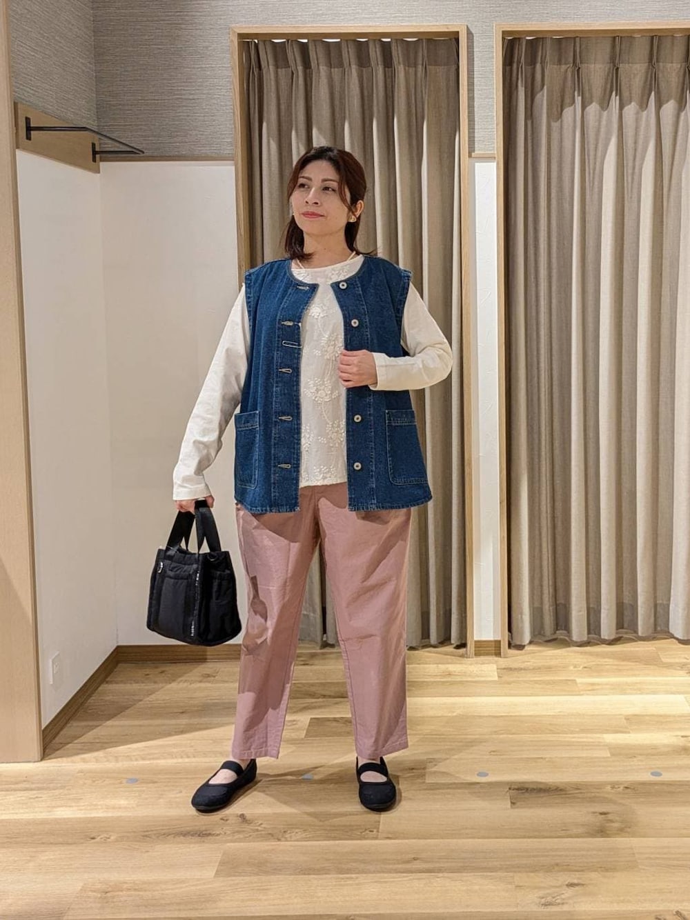 ブルー系のベスト、ホワイト系のTシャツ/カットソー、ブラック系のバレエシューズを着用したレディースの春コーディネートの1枚目の写真