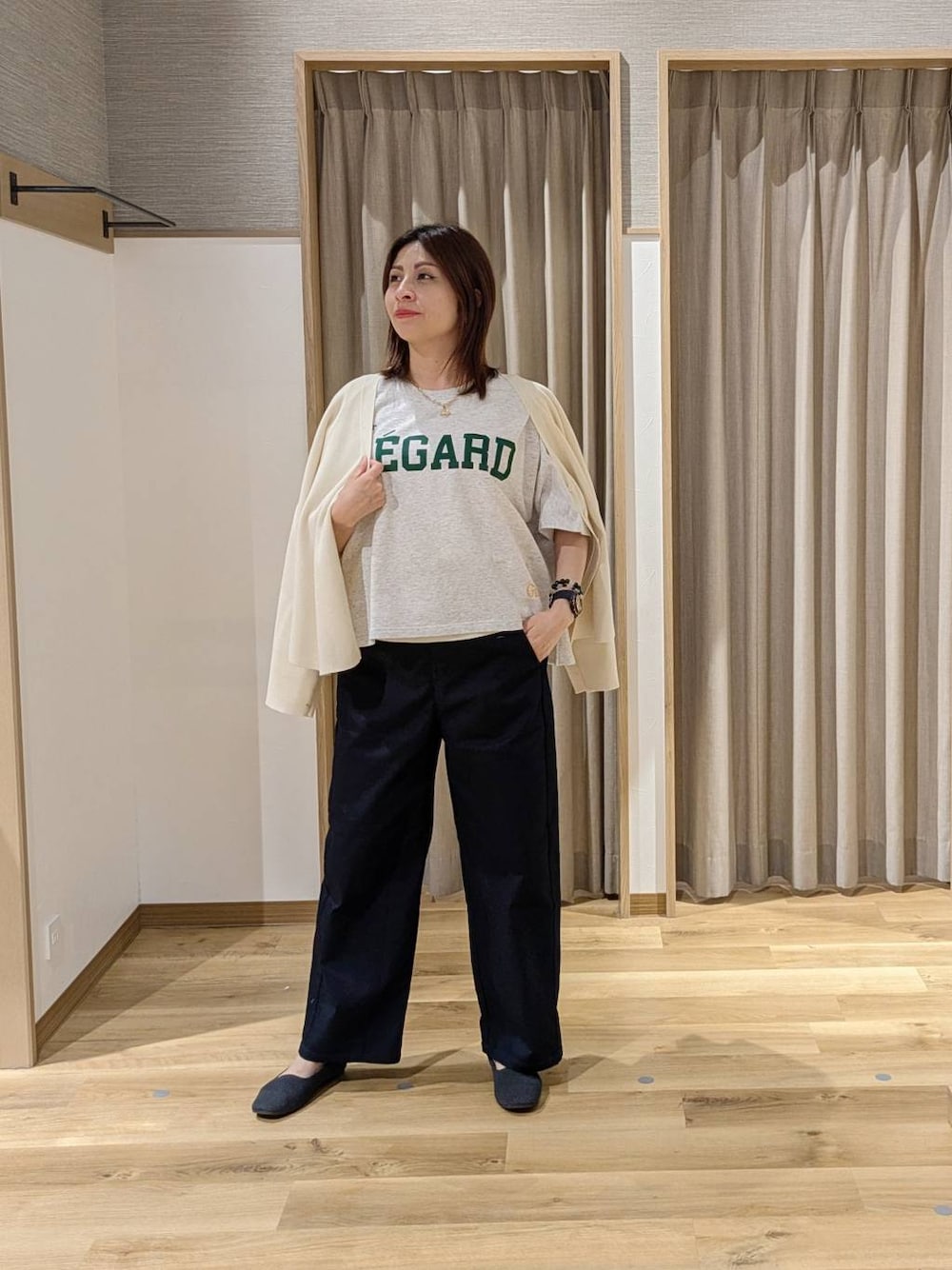 ブルー系のその他パンツ、グレー系のパンプス、ベージュ系のカーディガン/ボレロを着用したレディースの春コーディネートの1枚目の写真