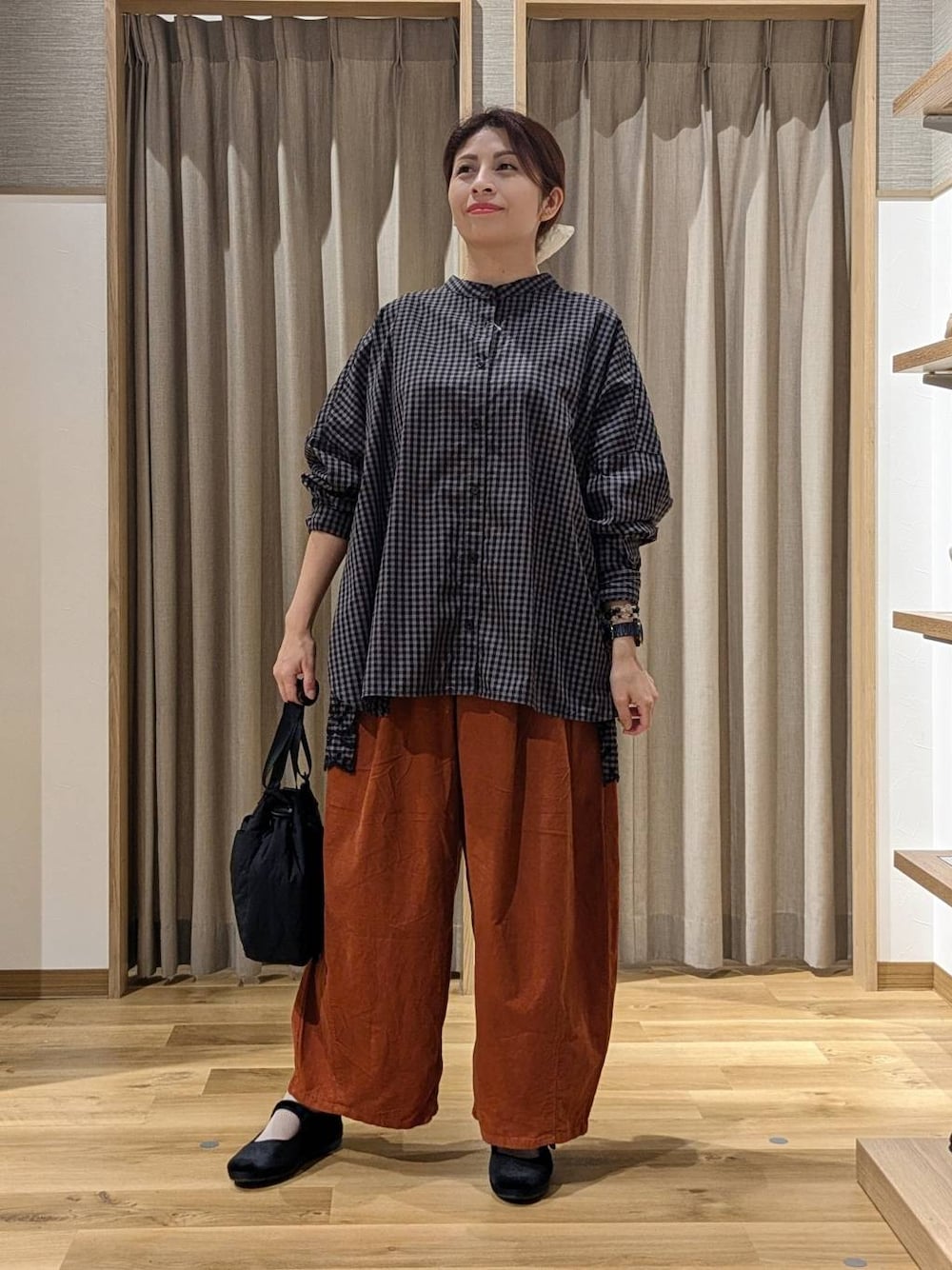 オレンジ系のその他パンツ、ブラック系のその他シューズ、その他のシャツ/ブラウスを着用したレディースの秋コーディネートの1枚目の写真