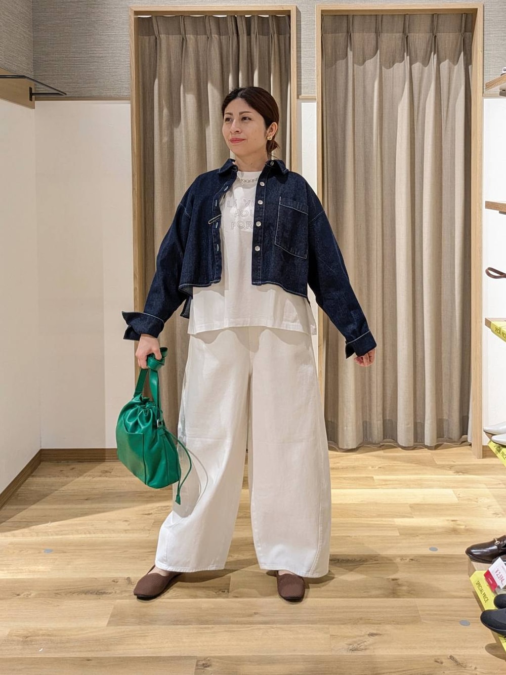 ホワイト系のデニムパンツ、ブルー系のデニムジャケット、ブラウン系のパンプスを着用したレディースの春コーディネートの1枚目の写真