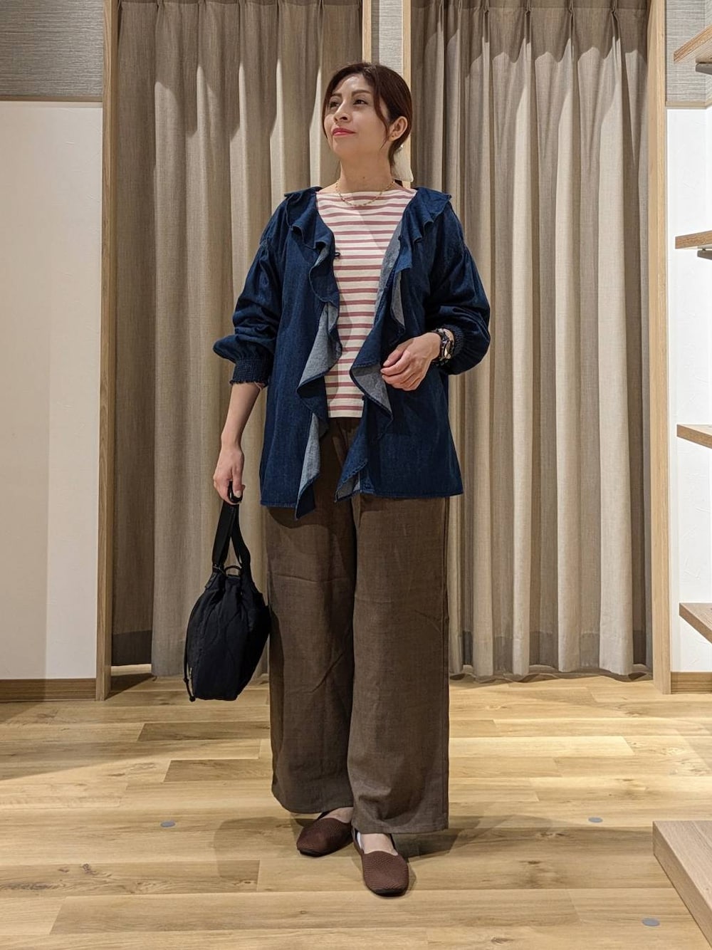ブルー系のシャツ/ブラウス、その他のTシャツ/カットソー、ブラウン系のその他パンツを着用したレディースの秋コーディネートの1枚目の写真