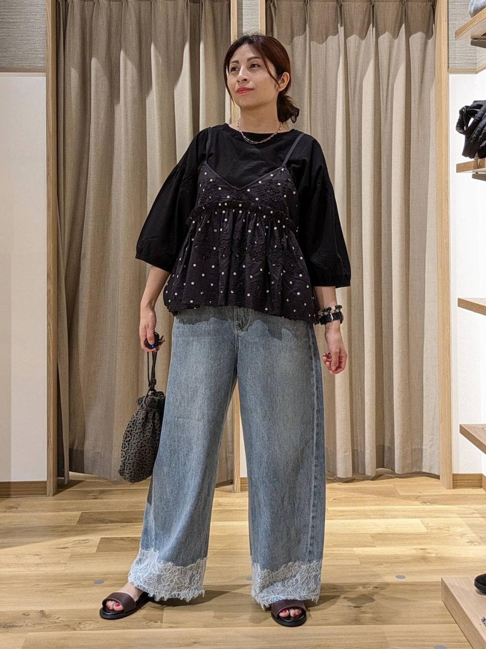 ブルー系のデニムパンツ、ブラック系のシャツ/ブラウス、ブラック系のキャミソールを着用したレディースの夏コーディネートの1枚目の写真