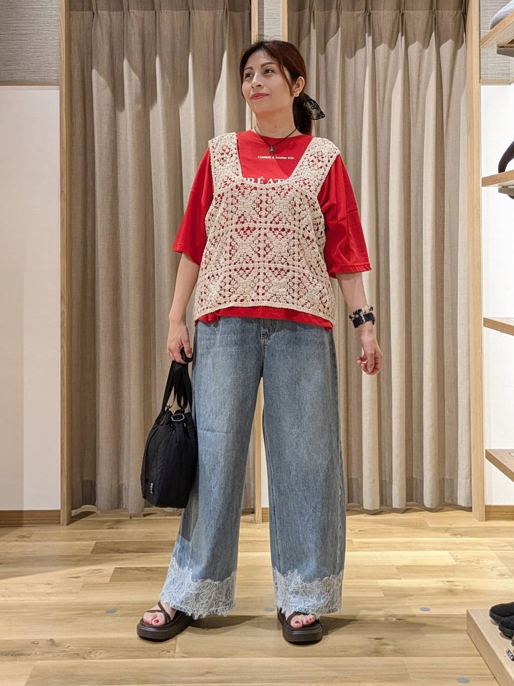 ブルー系のデニムパンツ、レッド系のTシャツ/カットソー、ベージュ系のベストを着用したレディースの夏コーディネートの1枚目の写真