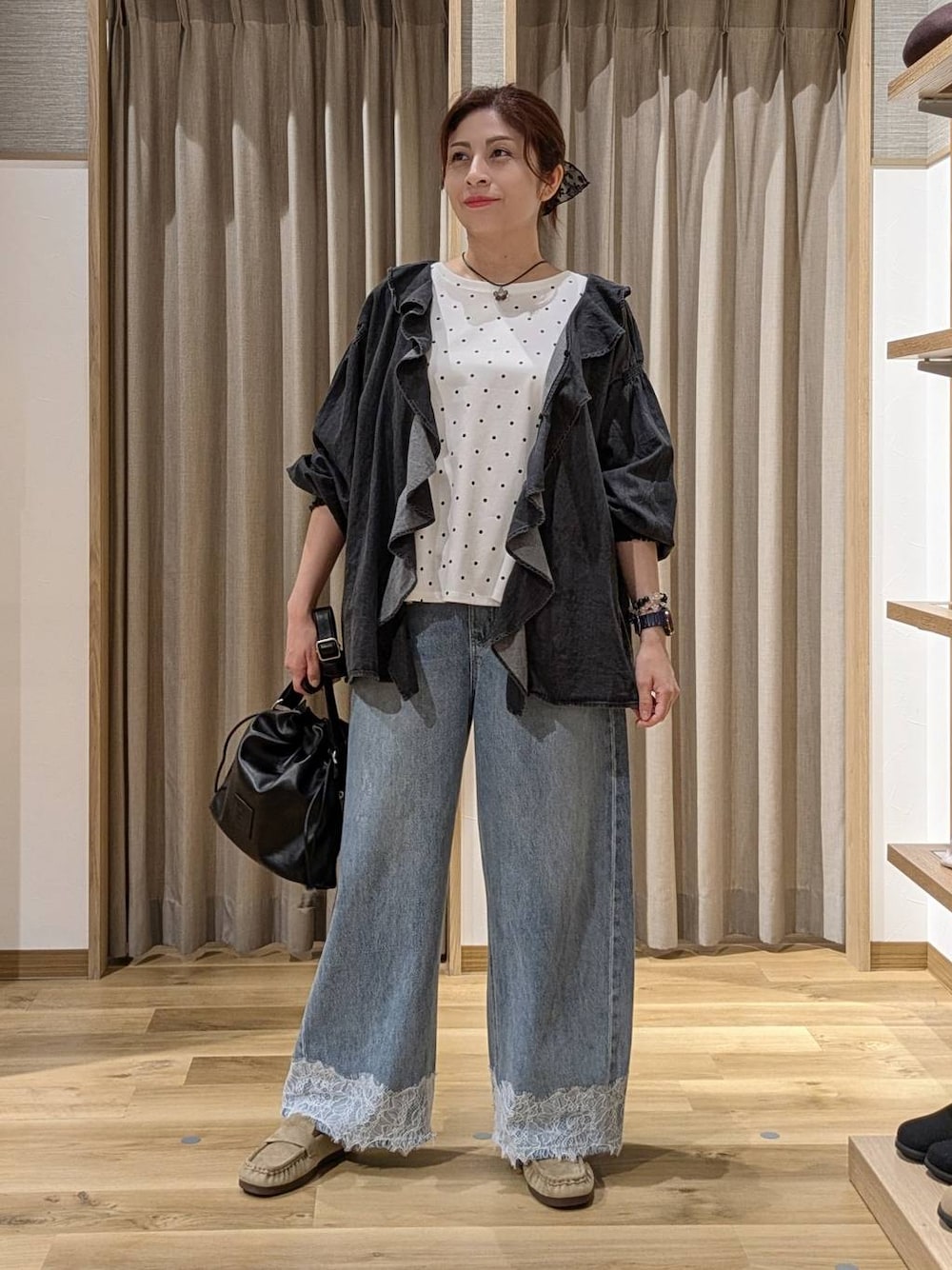 ブルー系のデニムパンツ、ブラック系のシャツ/ブラウス、その他のTシャツ/カットソーを着用したレディースの夏コーディネートの1枚目の写真