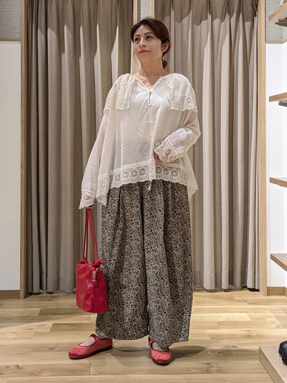 ベージュ系のその他パンツ、レッド系のその他シューズ、レッド系のショルダーバッグを着用したレディースの秋コーディネートの1枚目の写真