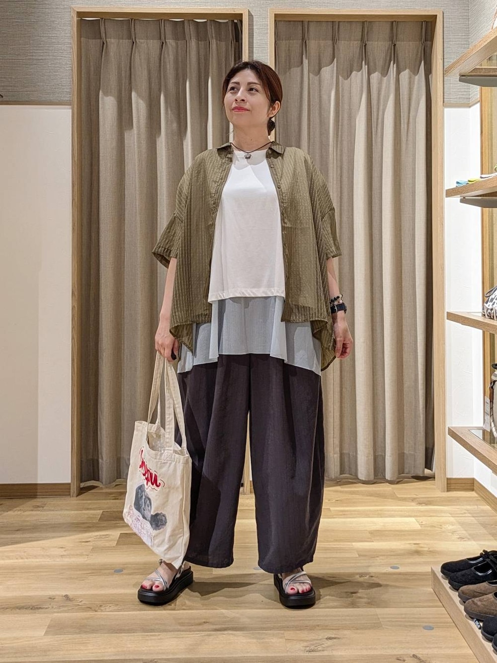 ホワイト系のTシャツ/カットソー、シルバー系のサンダル、その他のその他パンツを着用したレディースの夏コーディネートの1枚目の写真