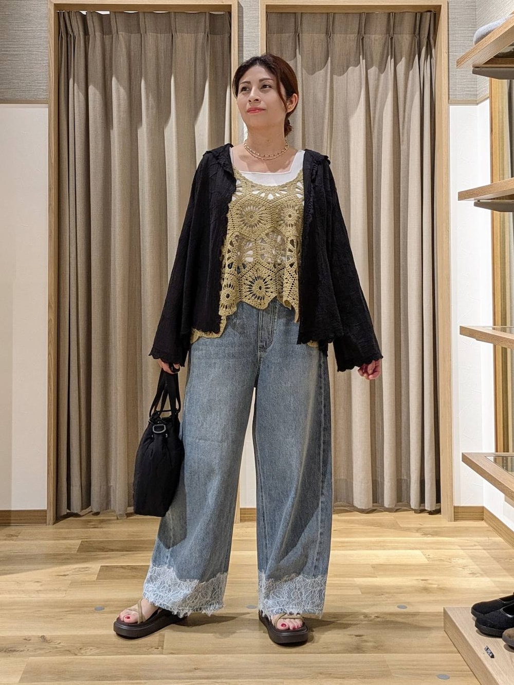 ブルー系のデニムパンツ、ブラック系のシャツ/ブラウス、ベージュ系のサンダルを着用したレディースの夏コーディネートの1枚目の写真