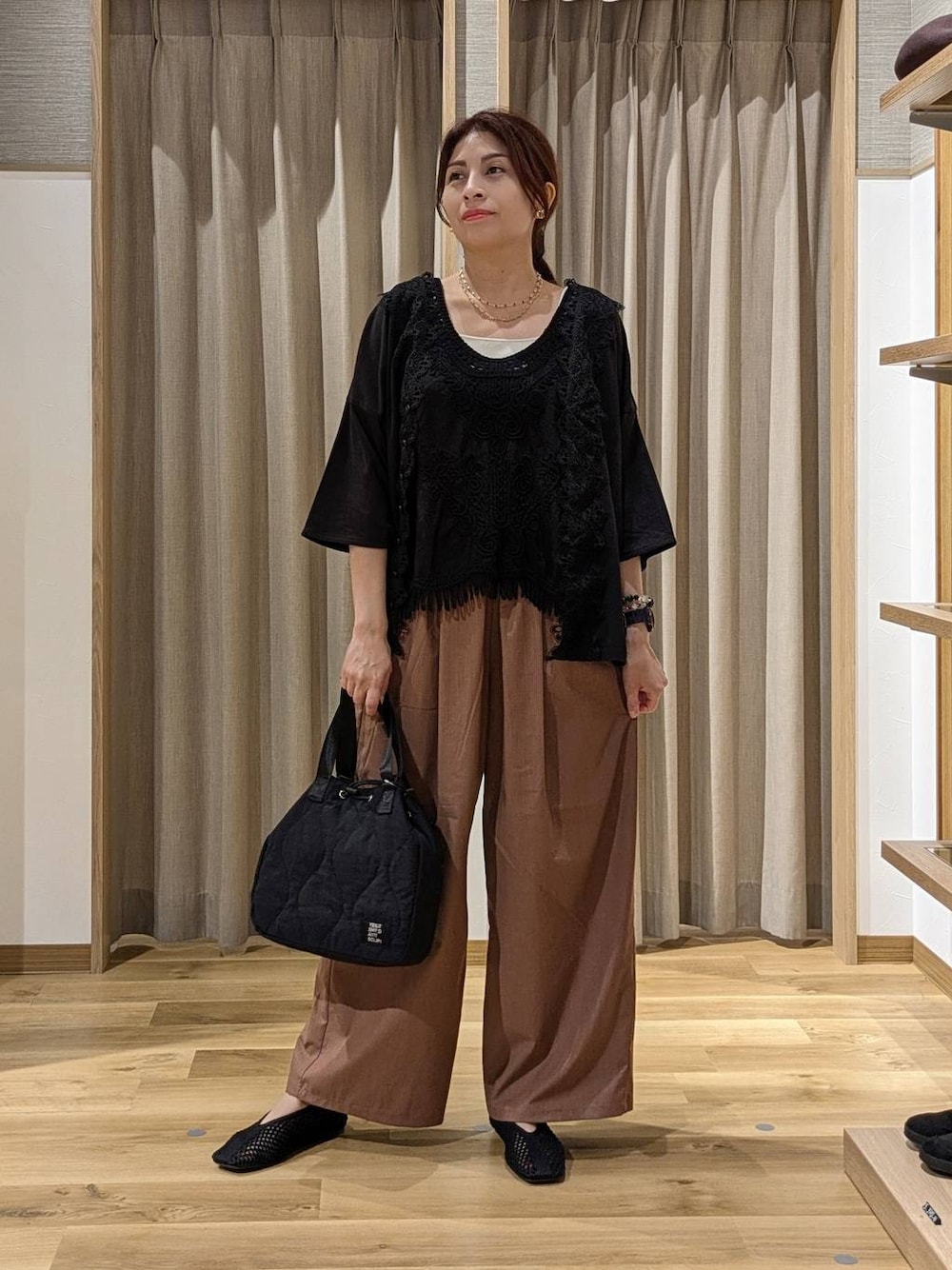 ブラック系のシャツ/ブラウス、ベージュ系のタンクトップ、ブラウン系のその他パンツを着用したレディースの夏コーディネートの1枚目の写真